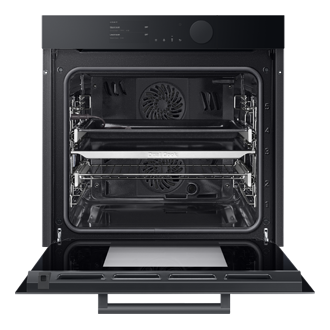 Piekarnik Samsung do zabudowy Dual Cook Real Steam 75 l w kolorze czarnym z eleganckiej linii Infinite NV75T9979CD - wnętrze piekarnika z otwartymi drzwiami i widocznymi ruchomymi tacami