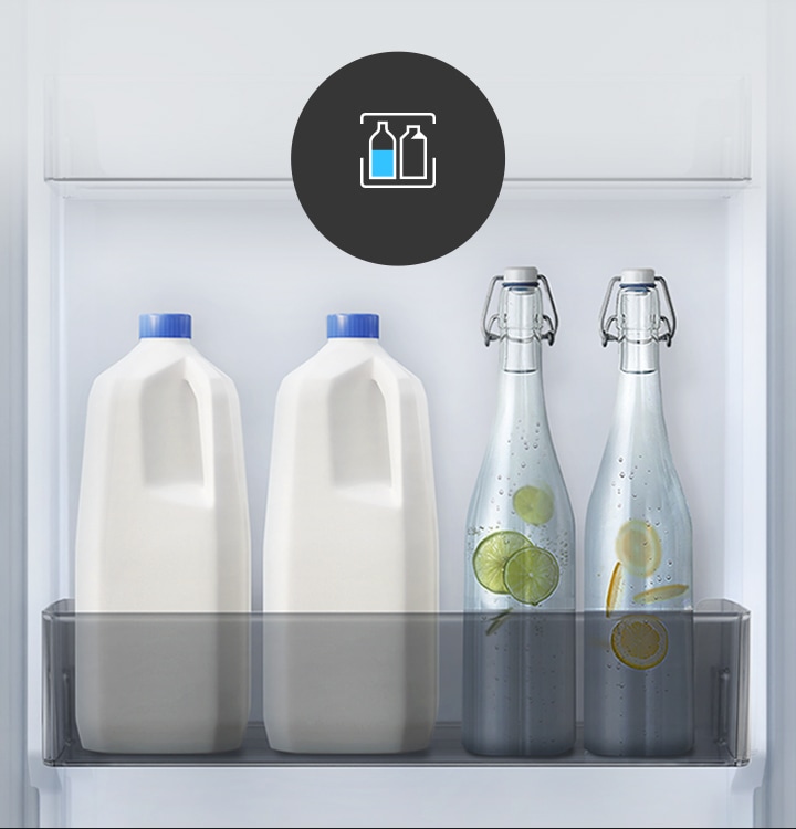Полиці для пляшок на дверцятах холодильників Samsung RB38T705CB1 / EF дозволяють зберігати тару різної форми і розміру.