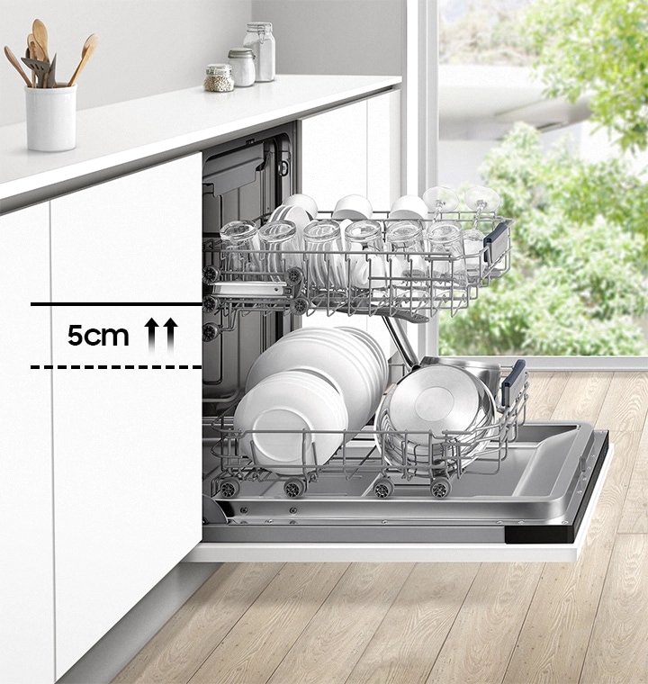 Завдяки регулюванню висоти у вбудованій посудомийній машині DW50R4060BB / EO, ви можете без проблем чистити високий посуд та великі тарілки