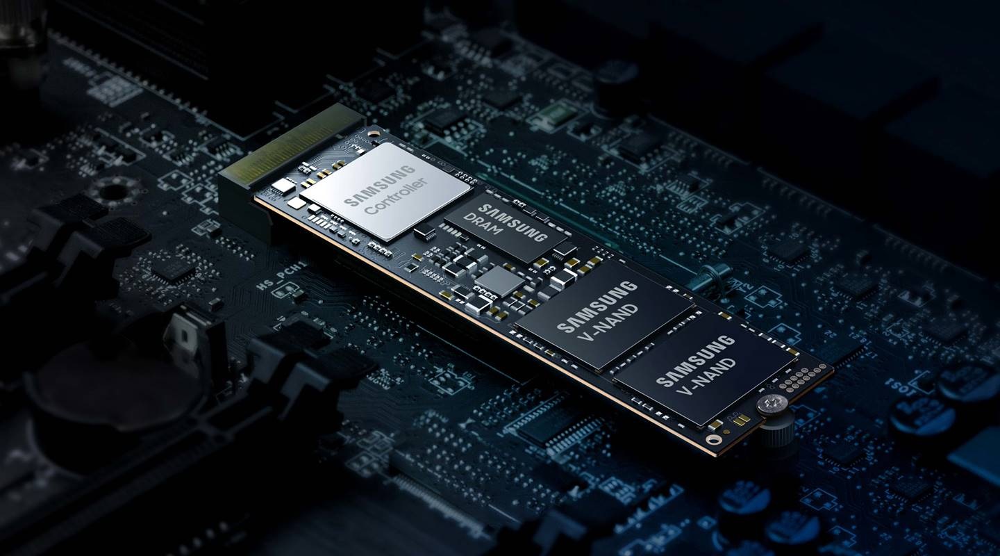 Kompaktowy format dysku Samsung 980 PRO pozwala na jego podłączenie zarówno do komputerów stacjonarnych, jak i laptopów. Posiada również zwiększoną energooszczędność ważną przy codziennym użytkowaniu.