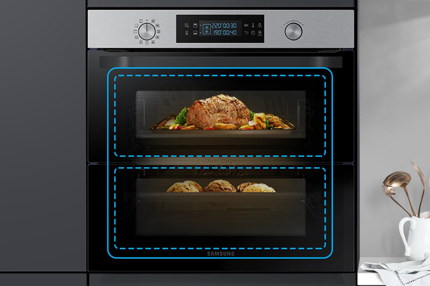 A Flex Door megoldás lehetővé teszi, hogy a Samsung NV75N5622RT/EO Dual Cook Flex sütő két ételt egyszerre hatékonyabban süthessen.