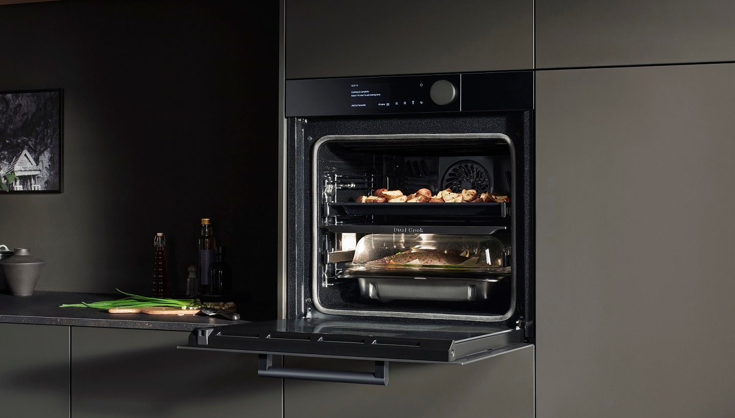 Piekarniki Samsung Dual Cook Real Steam NV75T9979CD są stworzone do pieczenia i gotowania na parze co nada Twoim potrawom wykwintny smak niczym z najlepszej restauracji - wybierz piekarniki Samsung do zabudowy z linii Infinite