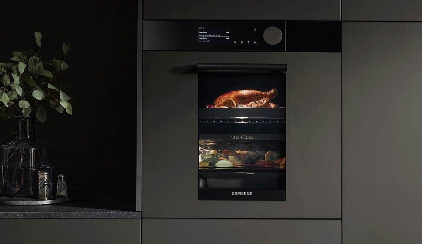 Dzięki funkcji Dual Cook możesz przyrządzać kilka dań jednocześnie - piekarniki Samsung Dual Cook Real Steam NV75T9979CD pozwalają na pieczenie dwóch różnych potraw jednocześnie - np. ciasta i mięsa, a dania zachowują swoje aromaty