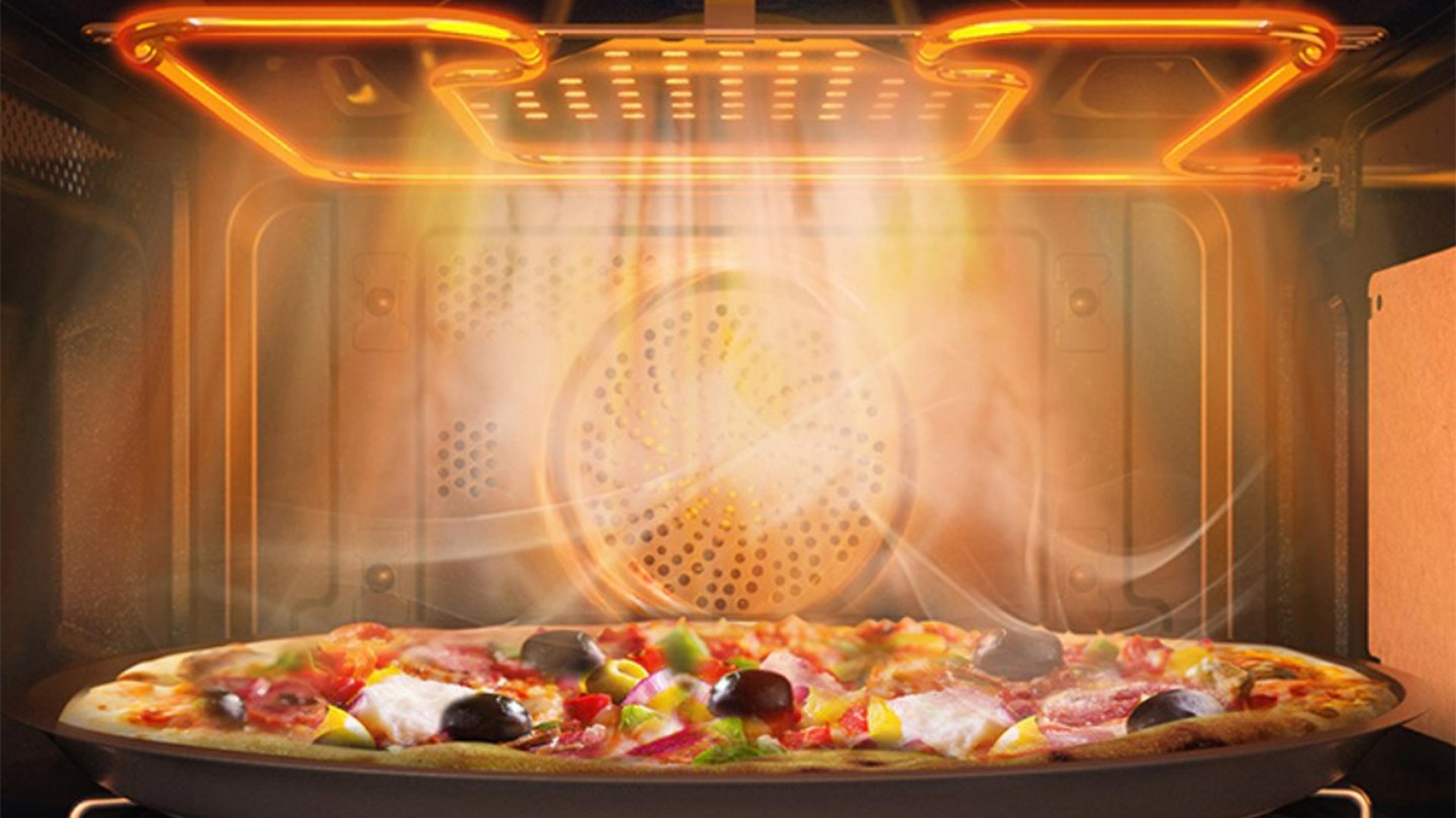 Спробуйте функцію конвекції мікрохвильової печі Samsung для рівномірного нагрівання.