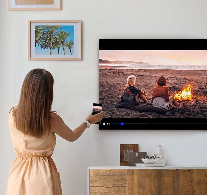 Za pomocą jednego dotknięcia możesz wyświetlać filmy i muzykę ze smartfona na ekranie telewizora Samsung Q800T QLED w rozdzielczości 8K