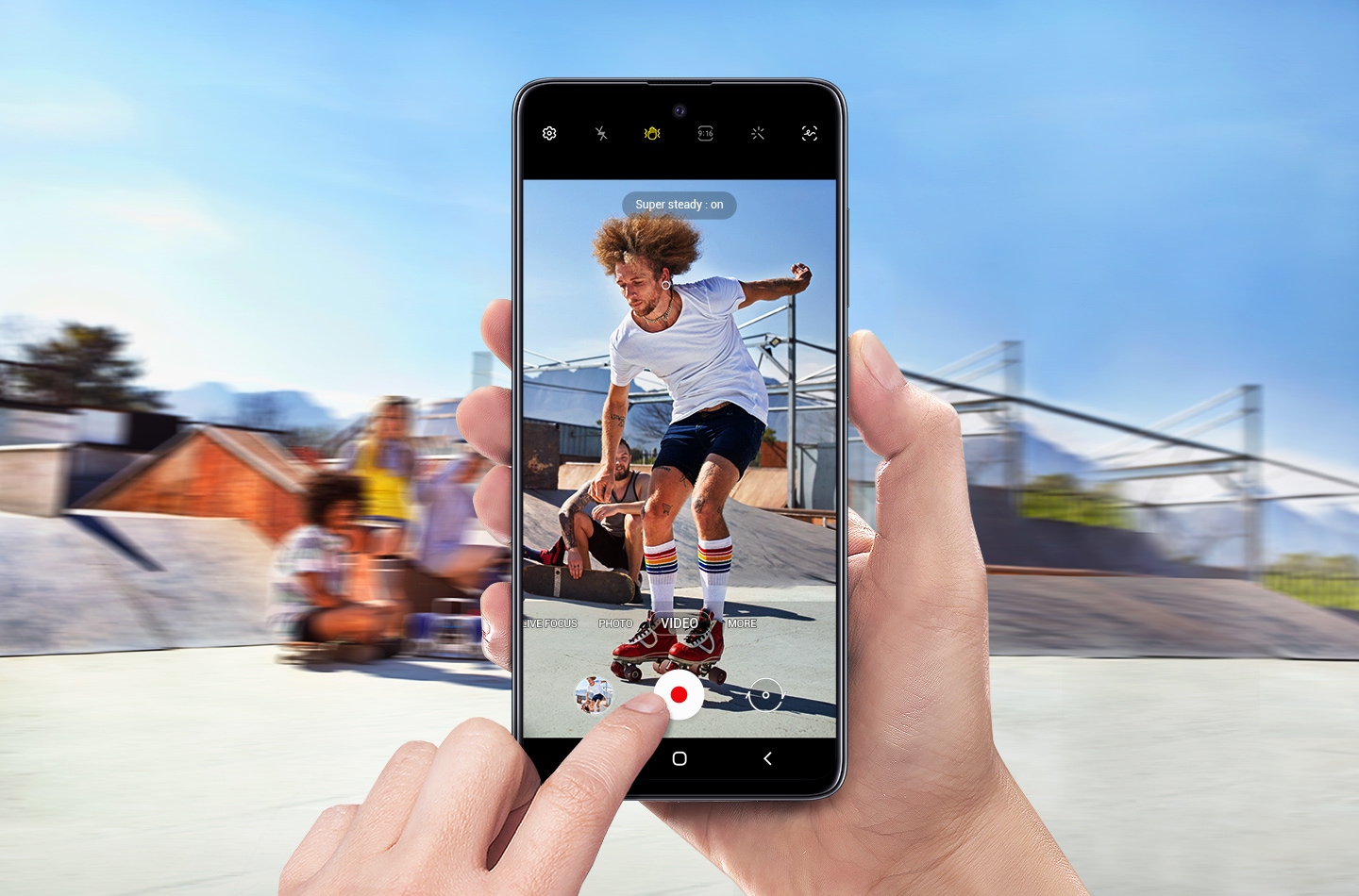 Smartfon Galaxy A51 pozwala na nagrywanie video niemal tak, jak profesjonalna kamera sportowa, zapewniając wyraźne ujęcia nawet w ruchu