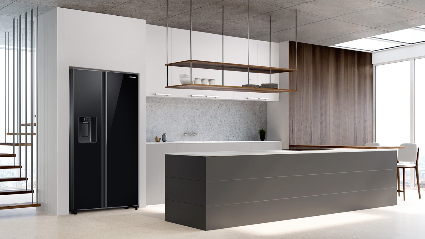 Чорний колір холодильника Side by Side легко поєднується з інтер'єром кухні.  Це рішення, яке можна адаптувати до будь-якого стилю