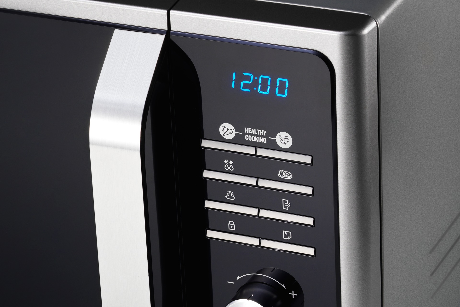 Elegancki niebieski wyświetlacz LED może pełnić również funkcję zegara poza czasem pracy mikrofalówki