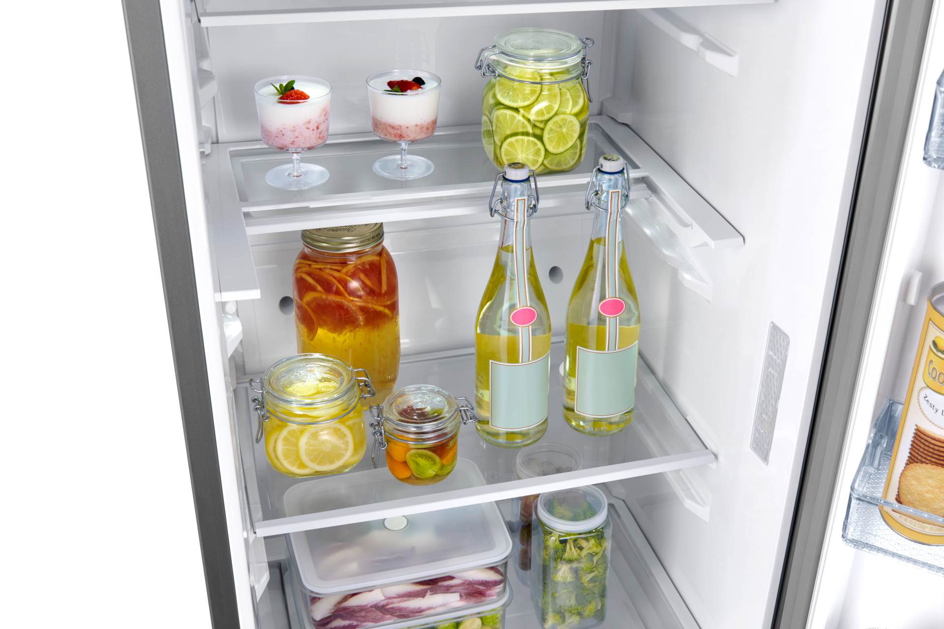 Produkty ułożone wewnętrz dużej lodówki dla rodziny Samsung RR39M7320S9/EO.