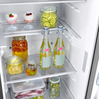 Produkty ułożone wewnętrz dużej lodówki dla rodziny Samsung RR39M7320S9/EO.