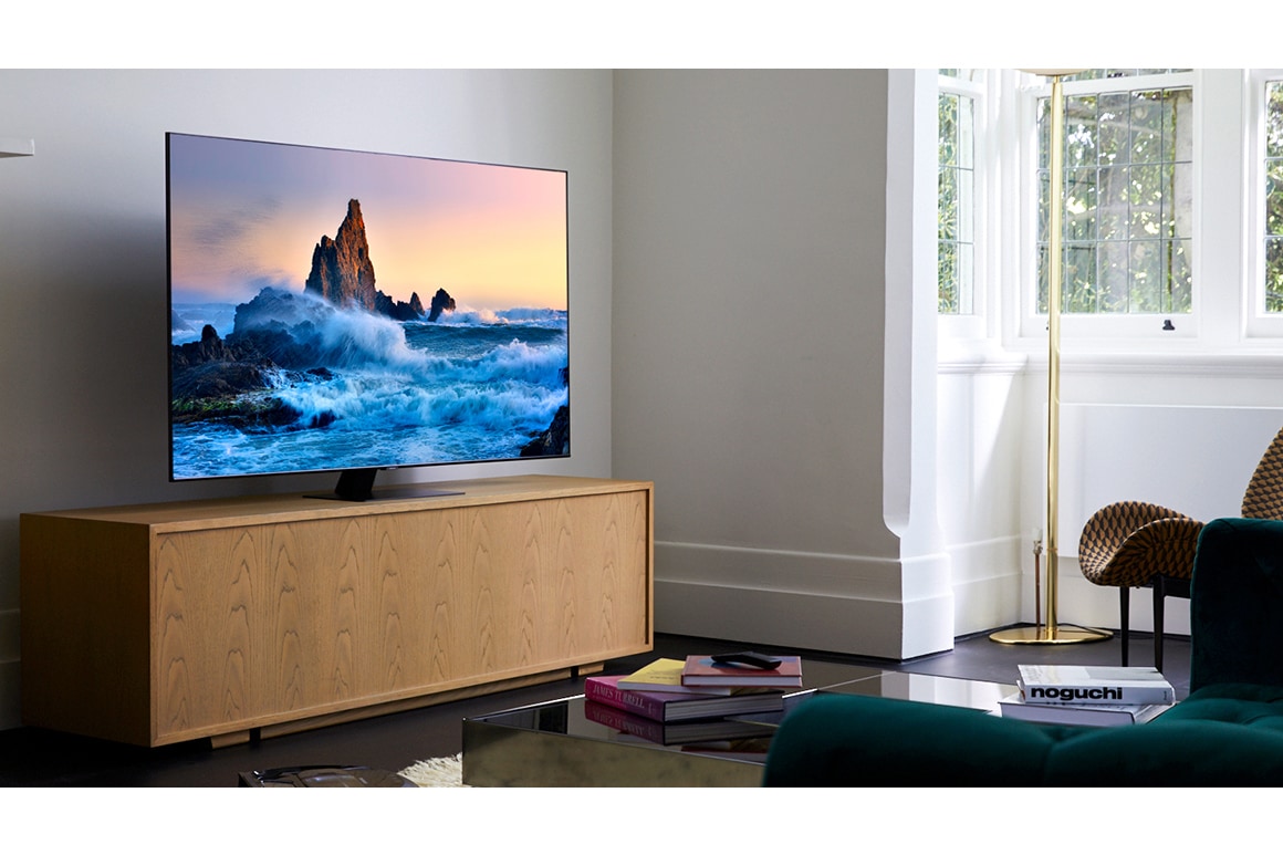 Widok na Bezramkowy Design 50-calowego telewizora QLED Q80T - po skosie od lewej strony