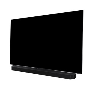 Widok po skosie z prawej strony na zestaw telewizora Samsung QLED z najnowszym soundbarem Q-serii - Q900T