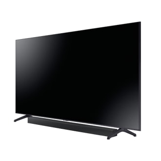 Lewy bok i przód pod skosem - widok na telewizor i soundbar Samsung T450 - graj z Trybem Gry i wygrywaj dzięki połączeniu najwyższej jakości obrazu i dźwięku