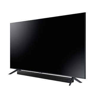 Fotografia pod kątem z prawej strony zestawu telewizora i nowoczesnego, multimedialnego soundbaru Samsung T650/EN z jednym pilotem, który idealnie połączy się z Twoim telewizorem Samsung