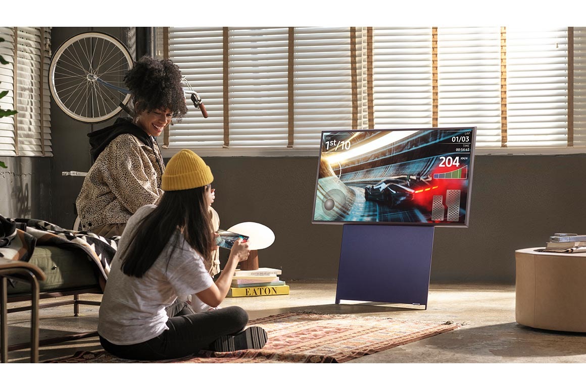 43-calowy telewizor Samsung The Sero z ekranem obróconym do pozycji pionowej, pokazany z lewej strony po skosie - QE43LS05TAUXXH