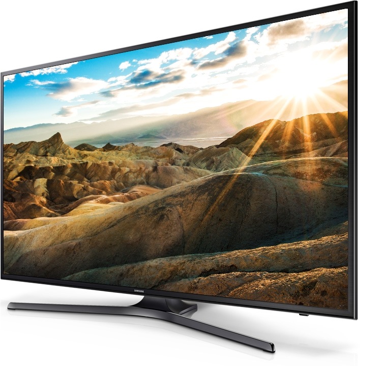 Jobboldali távoli szögből a Samsung UHD TV, egy sugárzóan fényes tájképpel a képernyőjén.