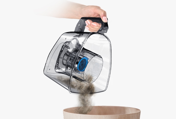 Высыпьте содержимое в корзину и вставьте пылесборник в пылесос. Вам не придётся касаться крышки или опускать руки внутрь.