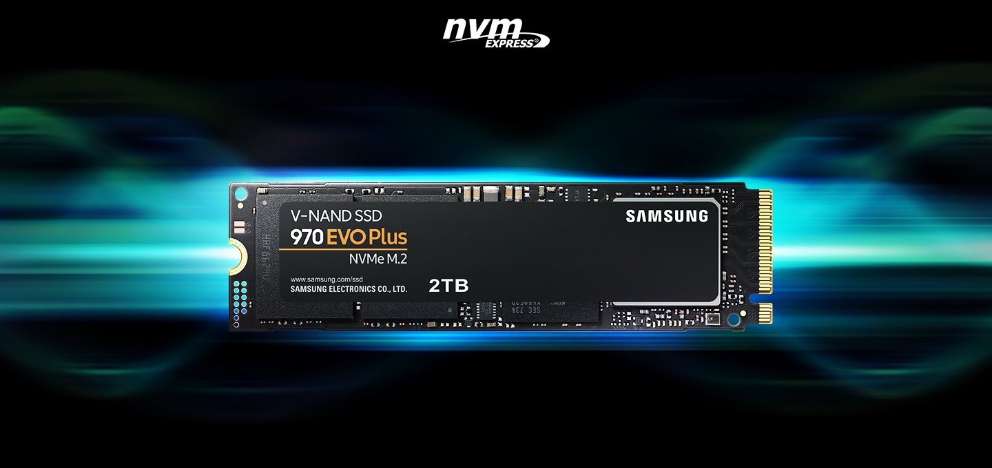 970 EVO Plus SSD 메모리가 가운데에 놓여있으며, 메모리 좌우측으로 파랑불빛이 나오고 있습니다.
