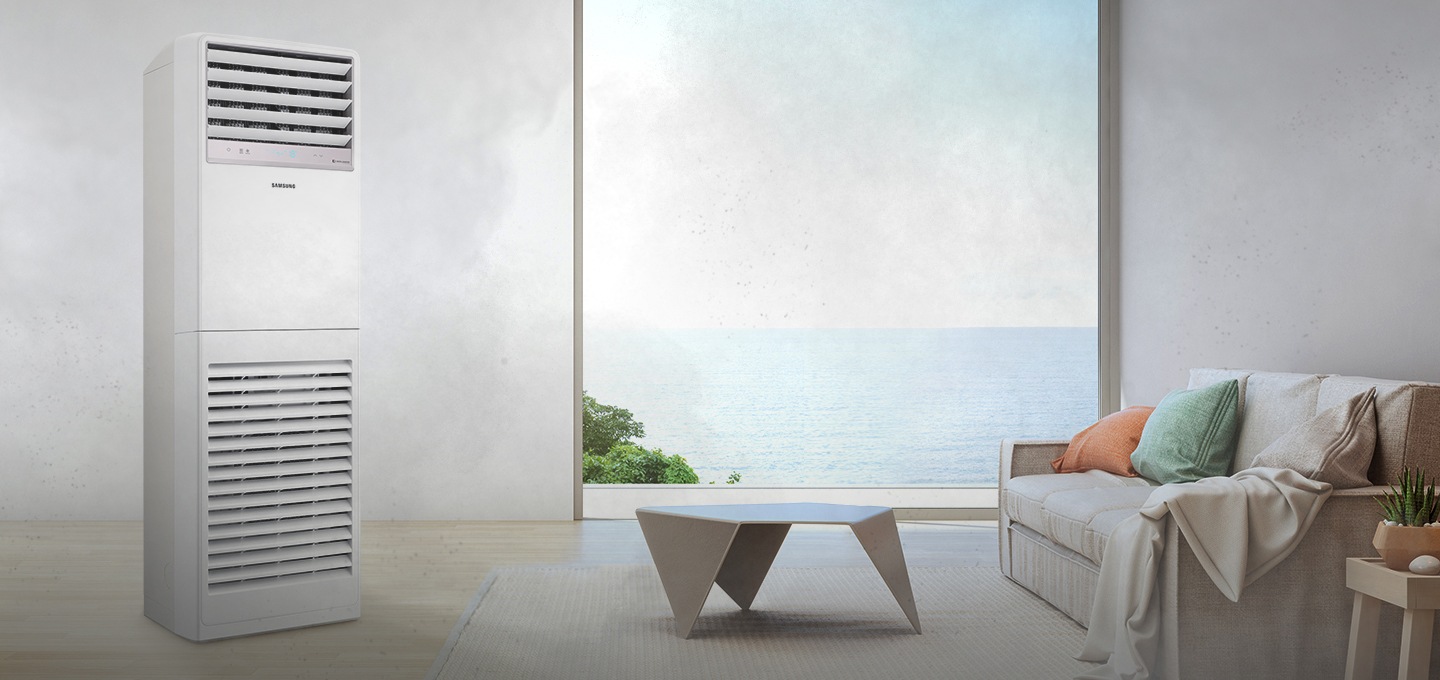 거실에 먼지가 가득 보이며 에어컨이 보이고 있습니다.