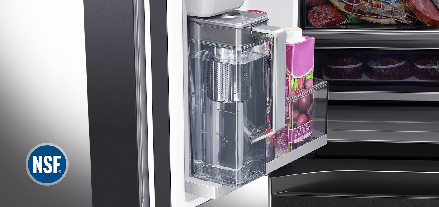 냉장고 도어에 정수 케틀이 확대되어 보여집니다.