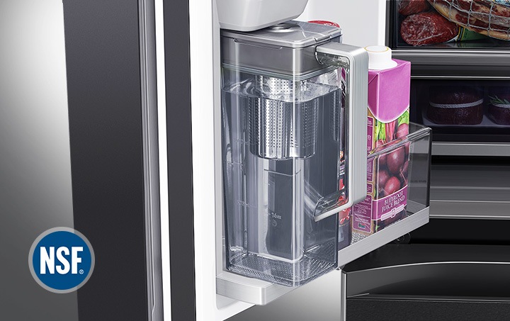 냉장고 도어에 정수 케틀이 확대되어 보여집니다.