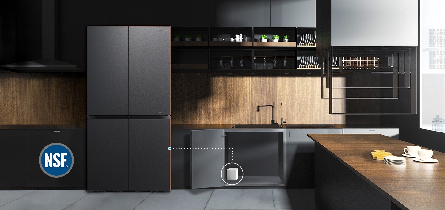 주방에 놓인 셰프컬렉션 냉장고가 보이고 옆 싱크대 하부장에 필터가 연결되어 있습니다.