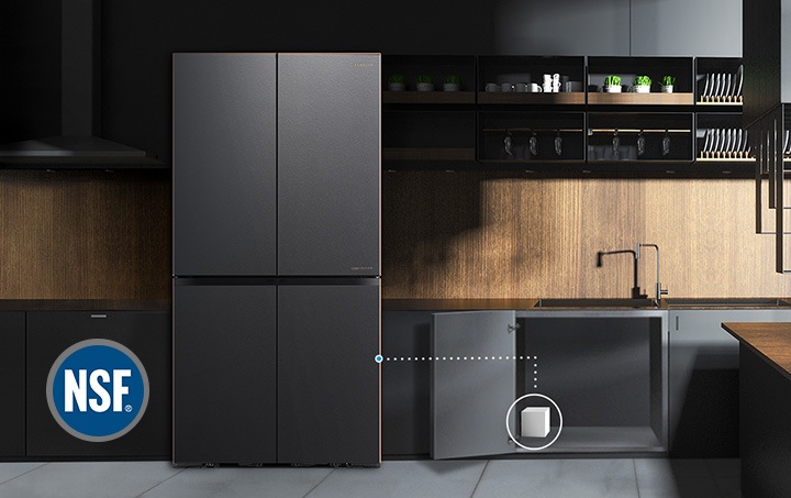 주방에 놓인 셰프컬렉션 냉장고가 보이고 옆 싱크대 하부장에 필터가 연결되어 있습니다.