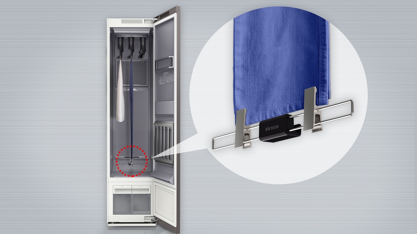 에어드레서에 걸린 바지를 확대하여 아래 바지무게추가 달려있는 모습을 보여줍니다.