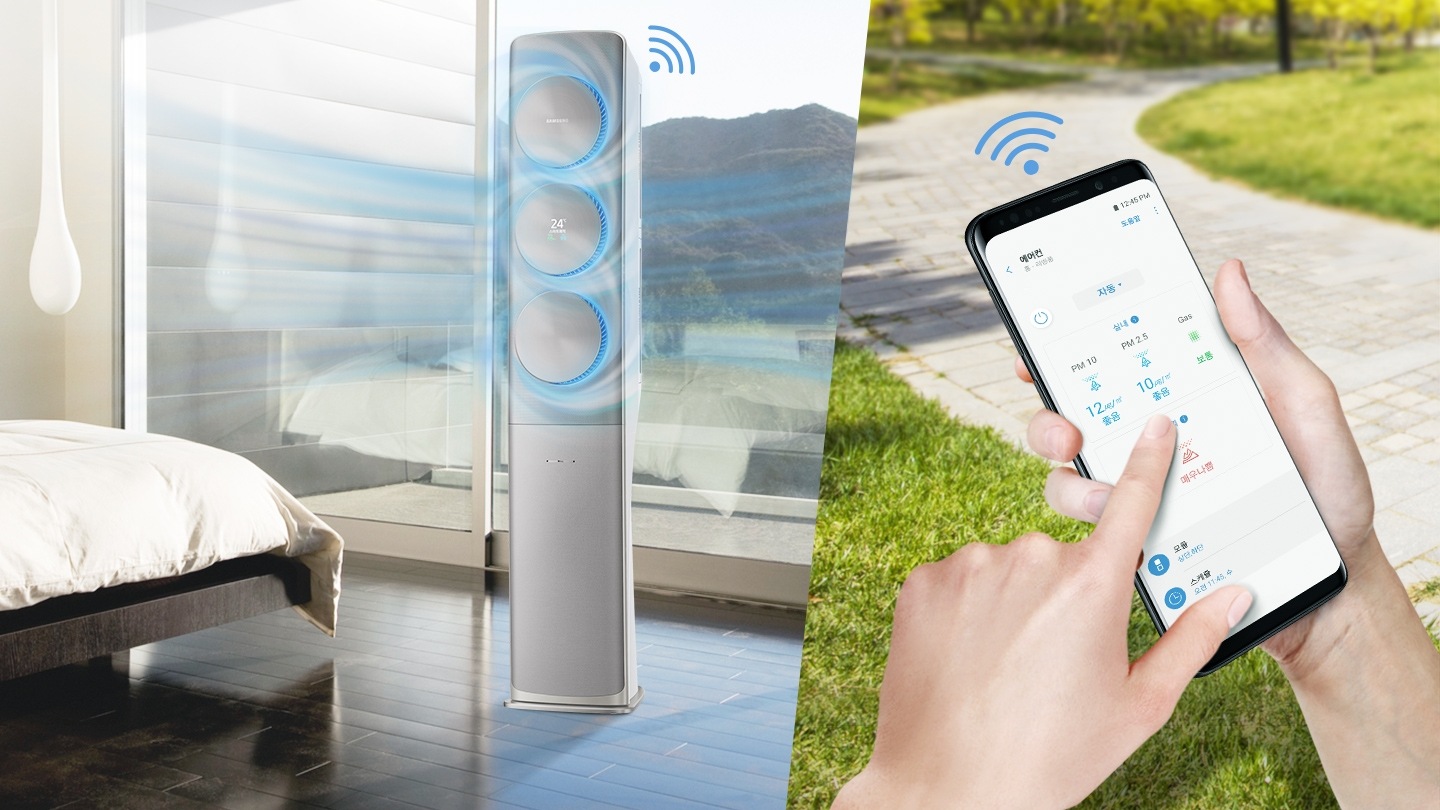 좌측에는 침실 배경에 에어컨이 있으며 각 제품 위로 와이파이 아이콘이 있습니다. 우측에는 실외 배경으로 스마트폰을 조작하고 있으며  스마트폰 위로 와이파이 아이콘이 보입니다.