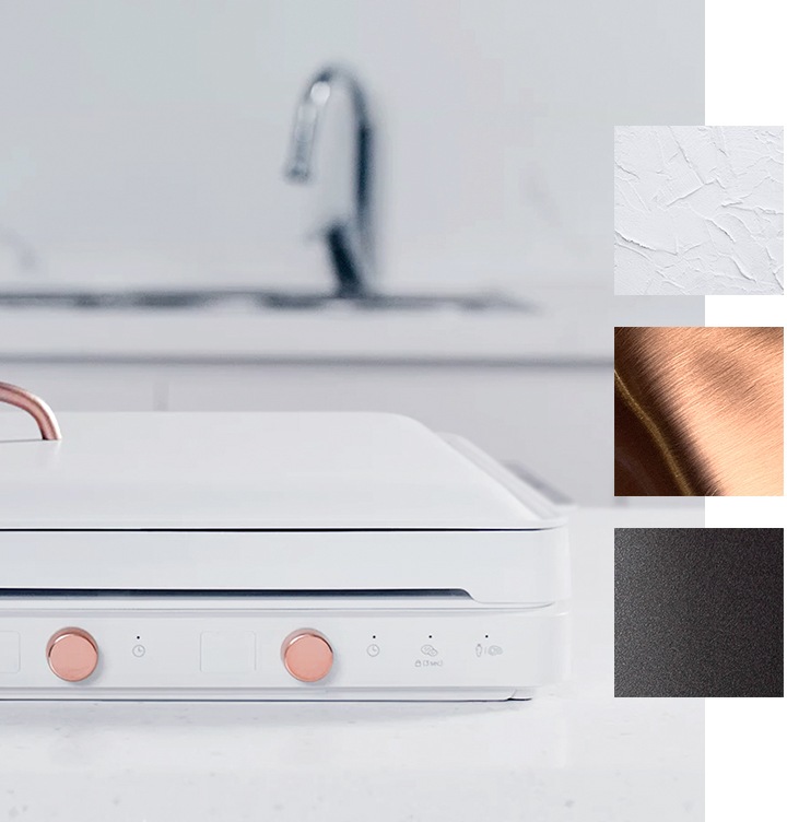 테이블 위에 전용용기가 올려진 인덕션 제품이 보입니다. 오른쪽으로 소재를 표현하는 3가지 작은 이미지가 있습니다.