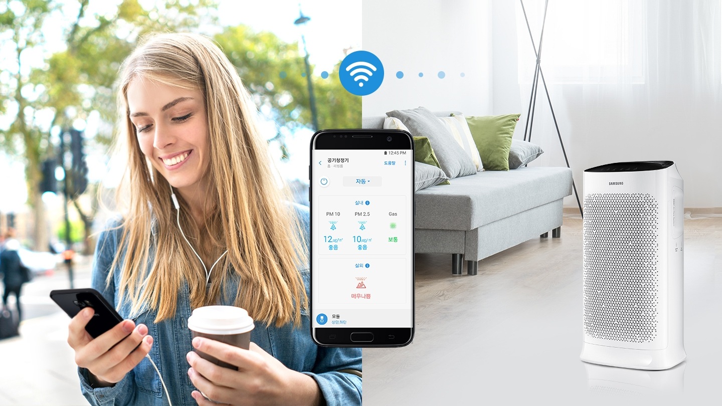 한 여성이 외부에서 스마트폰을 이용하여 집에 있는 공기청정기와 Wi-Fi로 연결해 원격제어 하는 모습을 보여주고 있습니다.