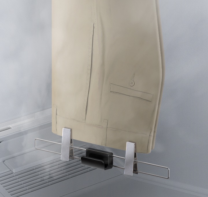 삼성 에어드레서를 통해 주름 관리 후 구김이 제거된 상태의 바지가 보입니다.