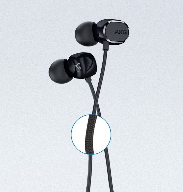 제품 전면이 보입니다. 패브릭 케이블 부분이 돋보기 효과로 확대되어 강조된 모습입니다. 