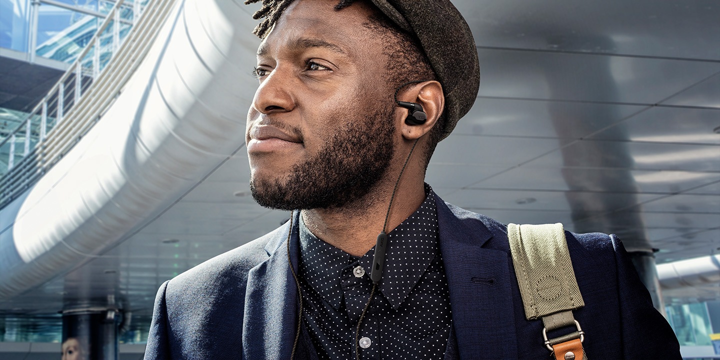 한 남성이 제품을 착용하고 있습니다.