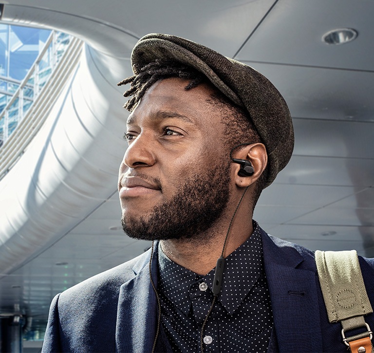 한 남성이 제품을 착용하고 있습니다.