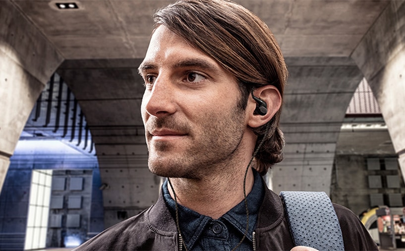 남성 모델이 제품을 착용하고 있습니다.