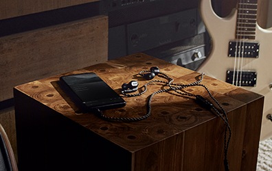 제품이 스마트폰에 연결되어 테이블위에 올려져 있습니다.