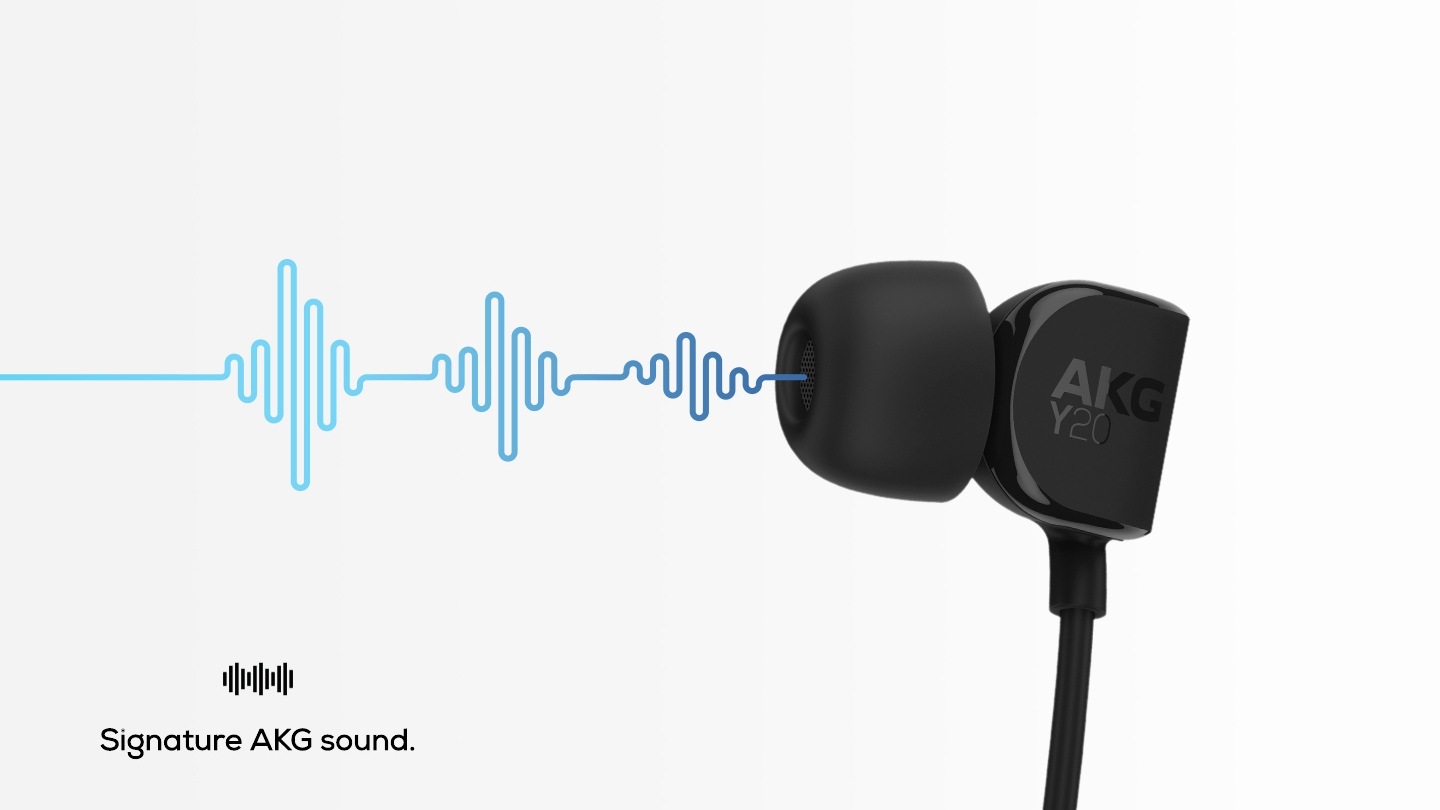 블랙 제품 이어헤드가 확대 되어 놓여 있습니다. 이어팁에서 음이 출력되고 있는 모습이 보입니다. 좌측 하단데 시그니쳐 AKG 사운드 문구와 아이콘이 보입니다. 