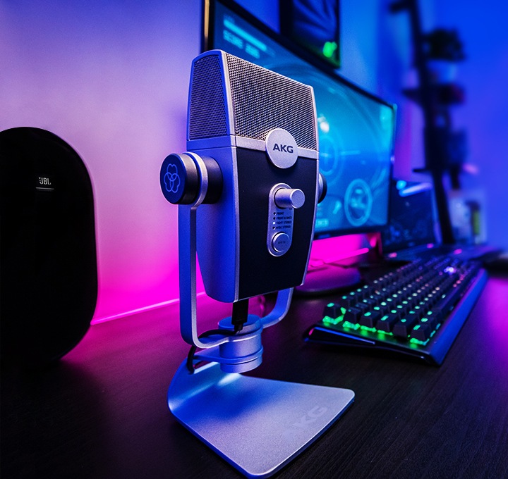 제품이 PC와 함께 네온싸인 조명 아래 놓여져 있습니다.