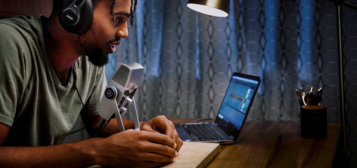 남성이 헤드셋을 착용한 채 마이크에 말하고 있습니다.