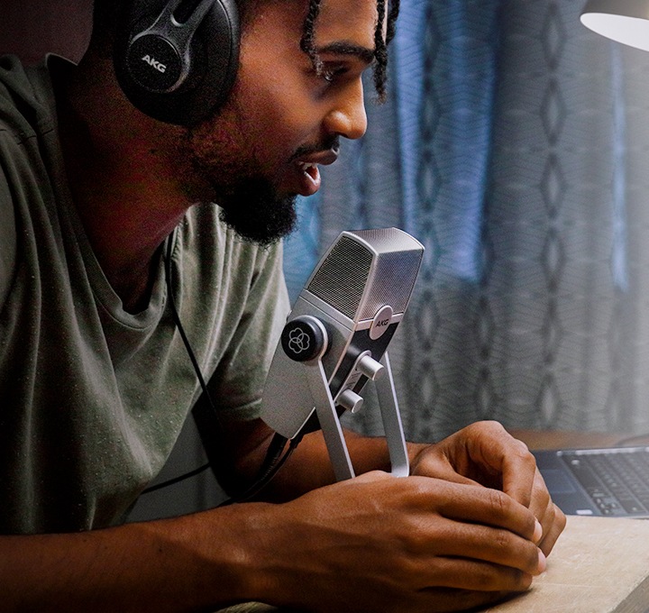 남성이 헤드셋을 착용한 채 마이크에 말하고 있습니다.