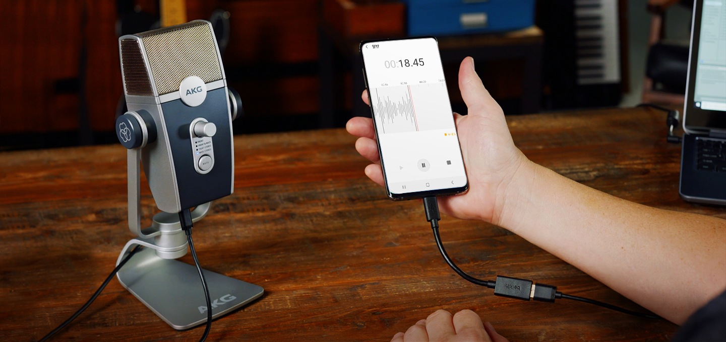 마이크와 스마트폰을 연결하여 녹음하고 있습니다.