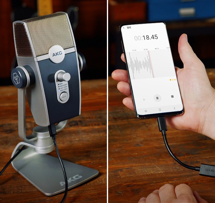 마이크와 스마트폰을 연결하여 녹음하고 있습니다.