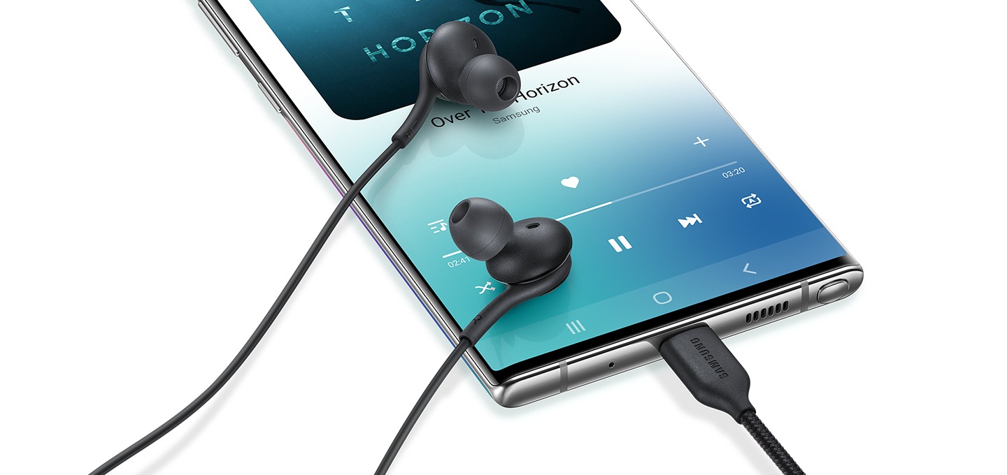 모바일 단말 및 AKG 이어폰 연결된 이미지