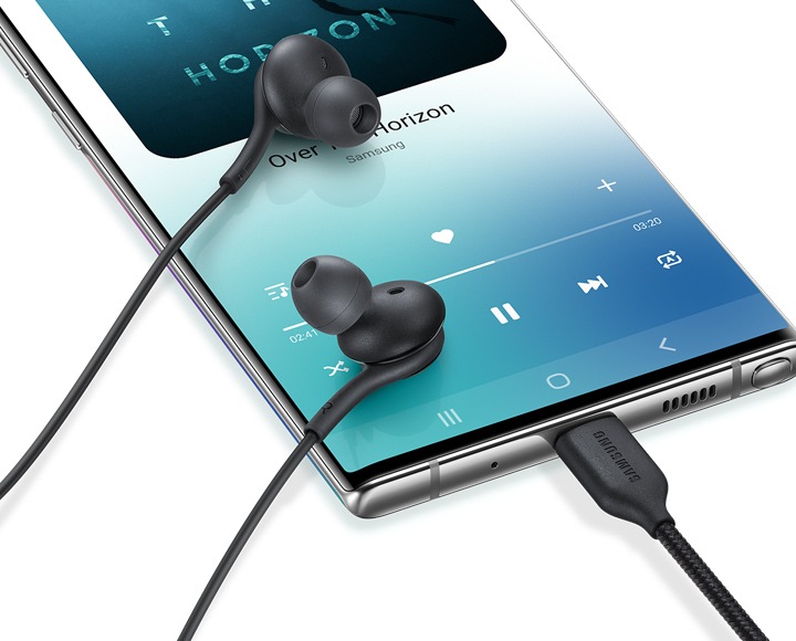 모바일 단말 및 AKG 이어폰 연결된 이미지
