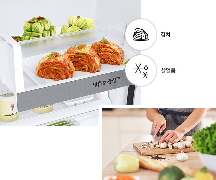 중칸에 김치가 담긴 제품 이미지가 보여지고 김치, 살얼음 아이콘이 있습니다. 오른쪽 하단에는 주방에서 스테이크를 요리중인 남성이 보여집니다.