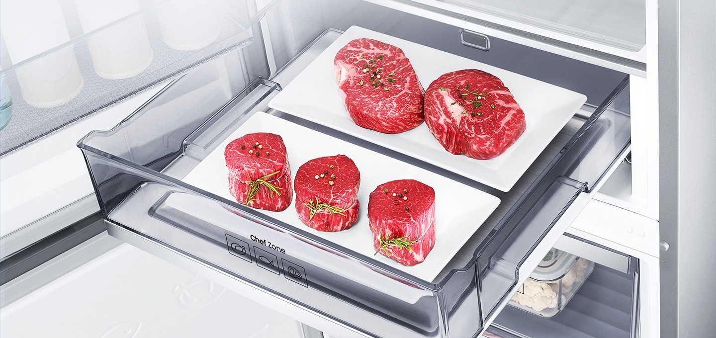 도어가 열린 제품 내부 셰프존이 앞으로 열려있고 내부에 육류가 들어있는 모습이 확대되어 보여집니다.