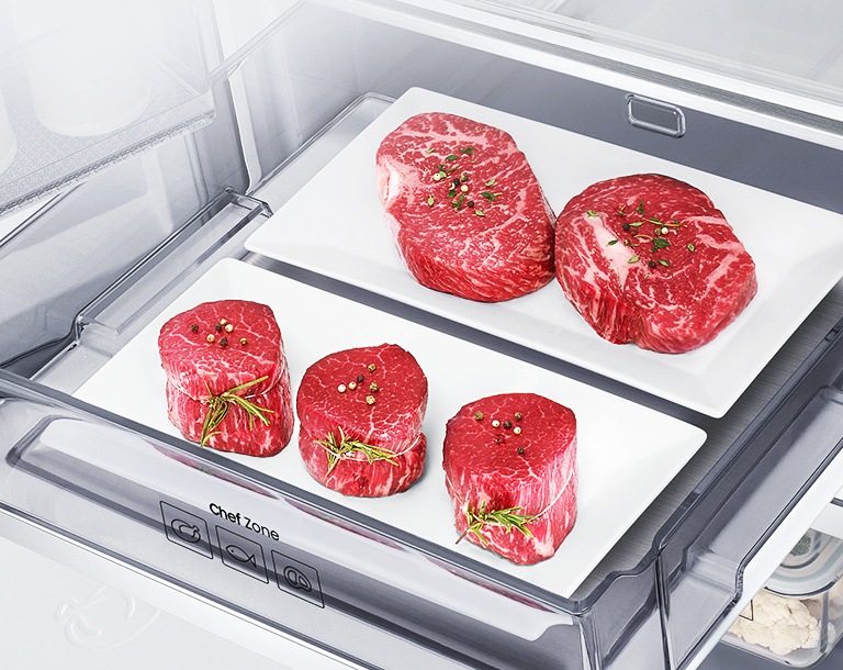 도어가 열린 제품 내부 셰프존이 앞으로 열려있고 내부에 육류가 들어있는 모습이 확대되어 보여집니다.