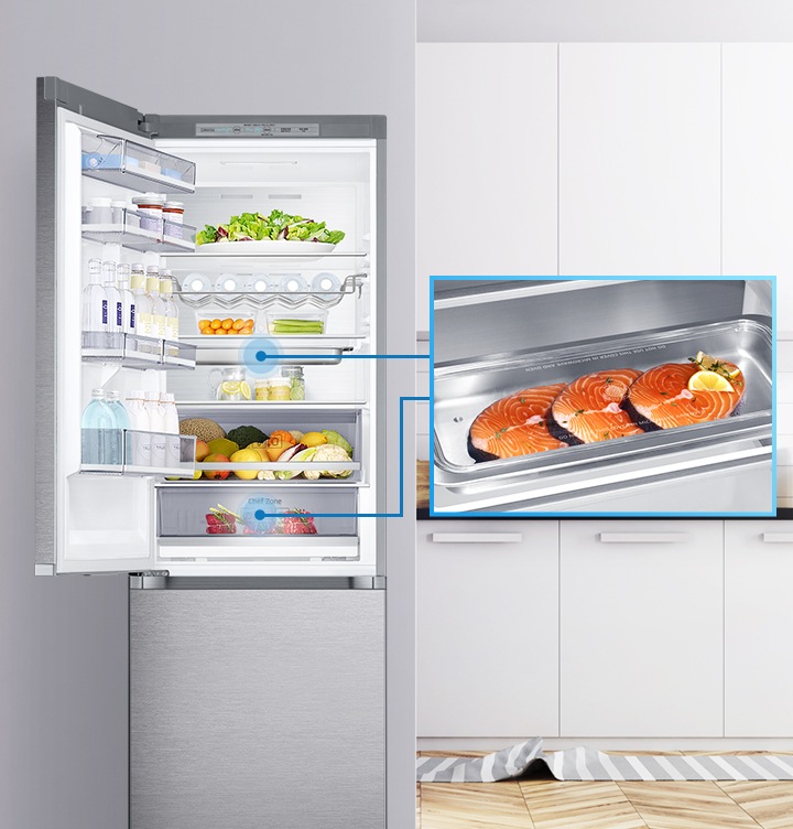 냉장고 상단 문이 열려져 있으며 선반아래 또는 셰프존에 수납가능한 셰프팬의 모습을 확대하여 보여줍니다.