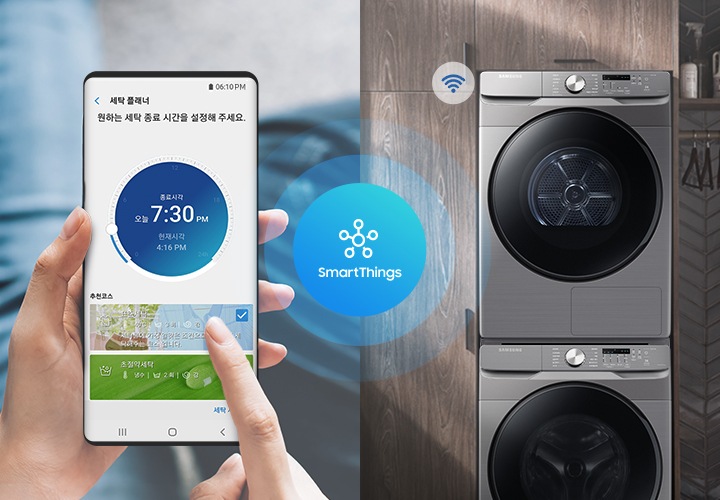 좌측엔 세탁 플래너 앱이 켜져 있는 디바이스, 우측엔 삼성 세탁기+건조기가 결합된 모델을 보여주고 있습니다.